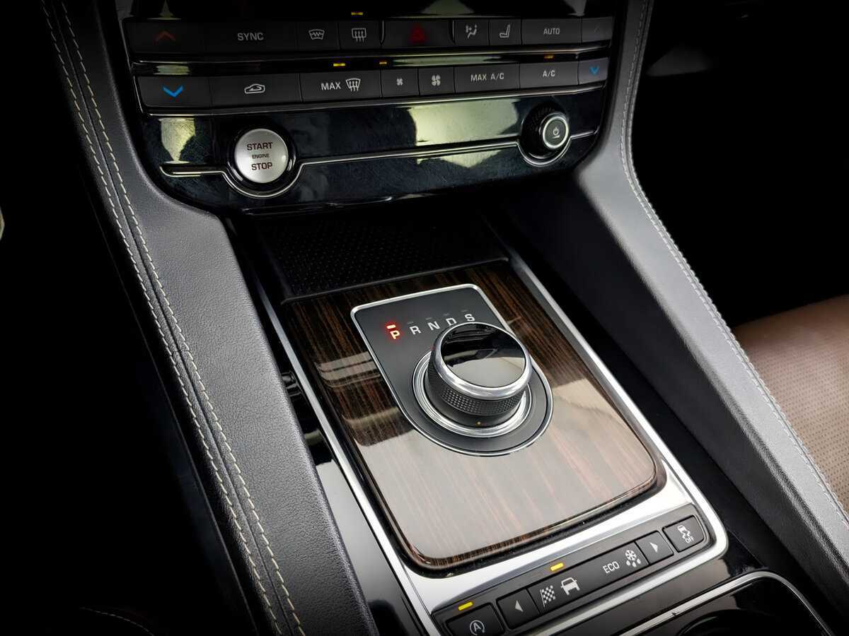 Jaguar F-Pace, 2016 Фото №30