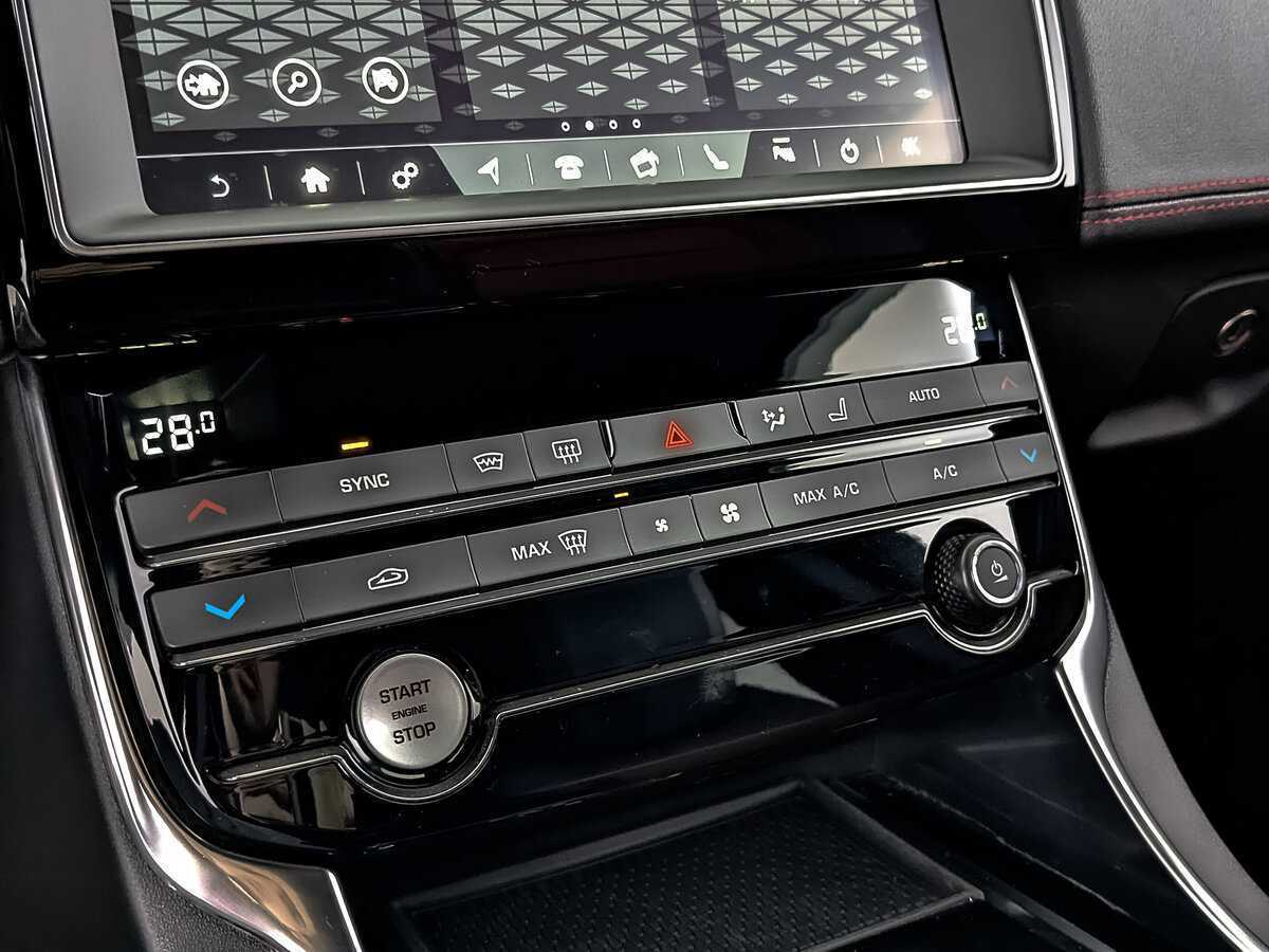 Jaguar XE, 2019 Фото №20