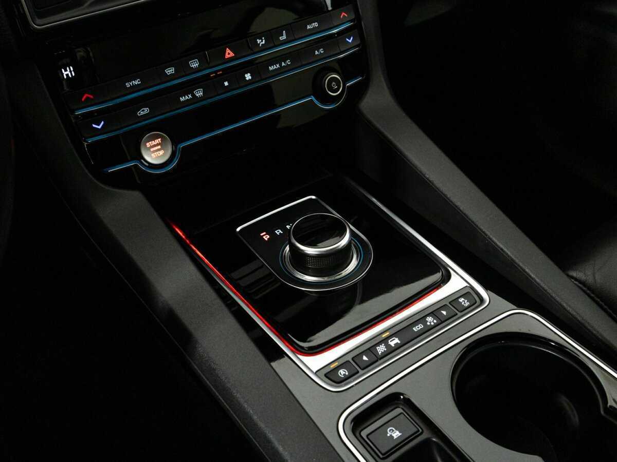 Jaguar F-Pace, 2017 Фото №18