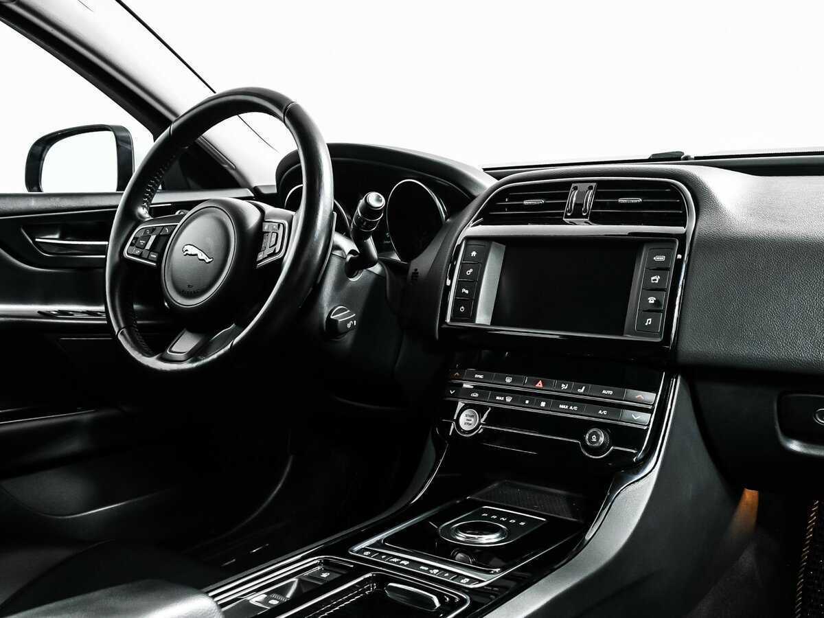 Jaguar XE, 2018 Фото №9