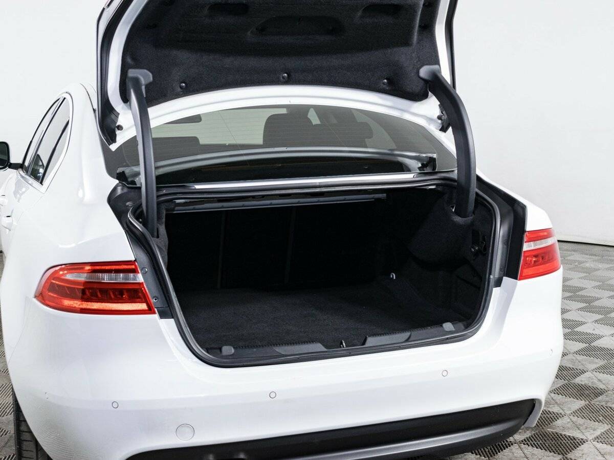 Jaguar XE, 2015 Фото №9