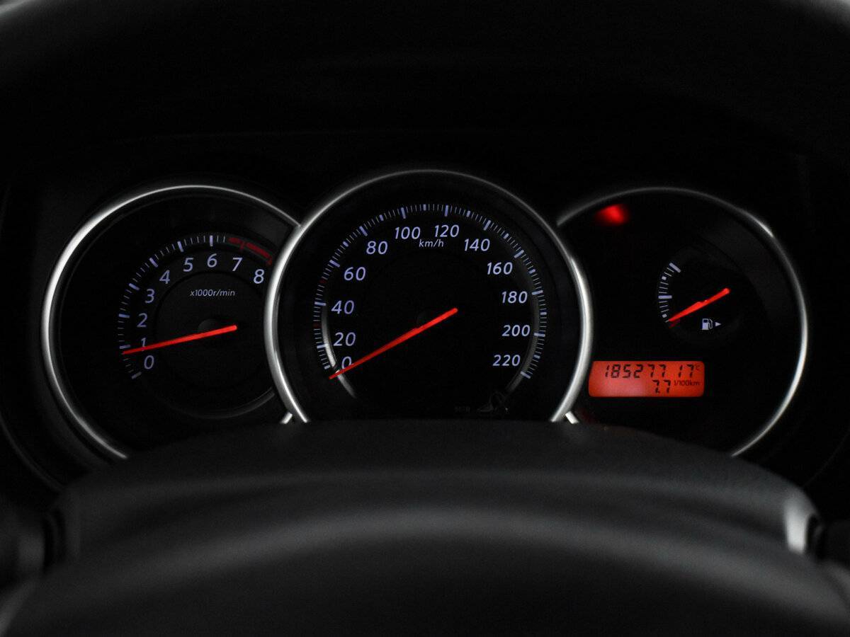 Nissan Tiida, 2010 Фото №16