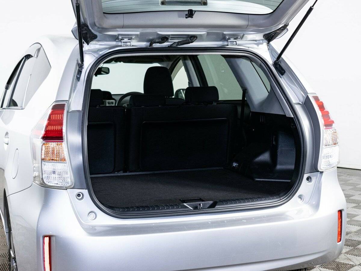 Toyota Prius Alpha, 2017 Фото №9