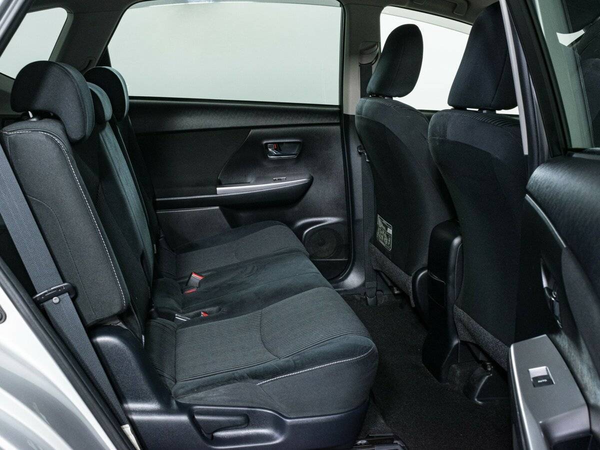 Toyota Prius Alpha, 2017 Фото №12