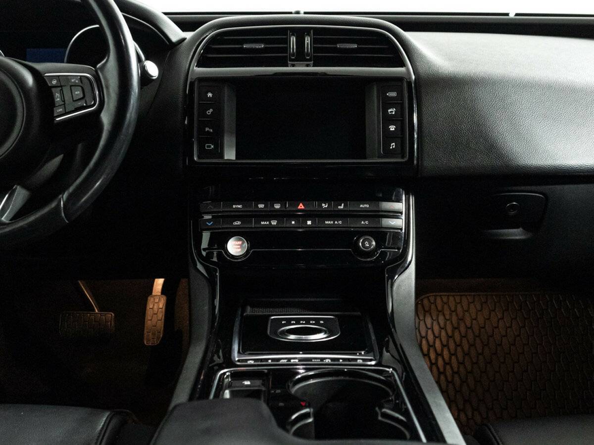 Jaguar XE, 2016 Фото №14