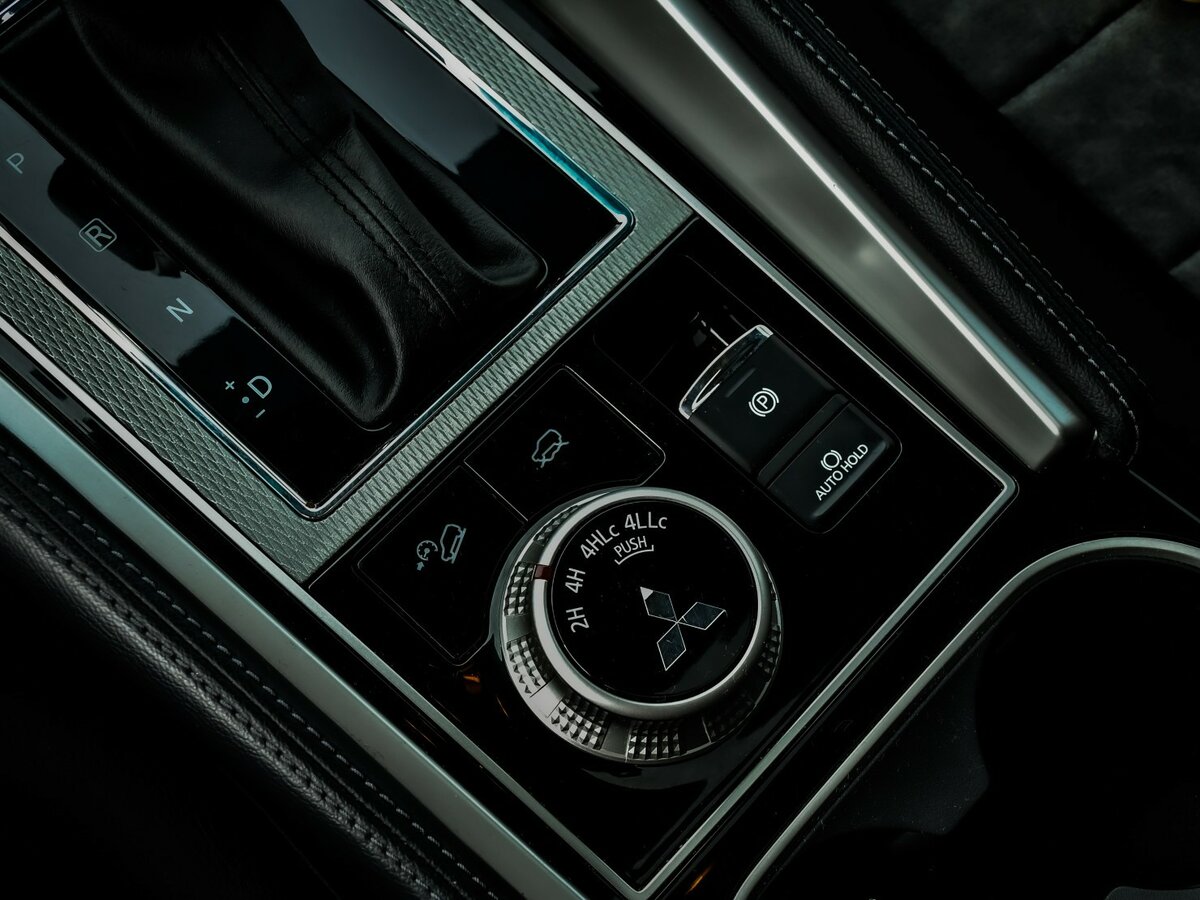 Mitsubishi Montero Sport III Рестайлинг, 2022 Фото №16