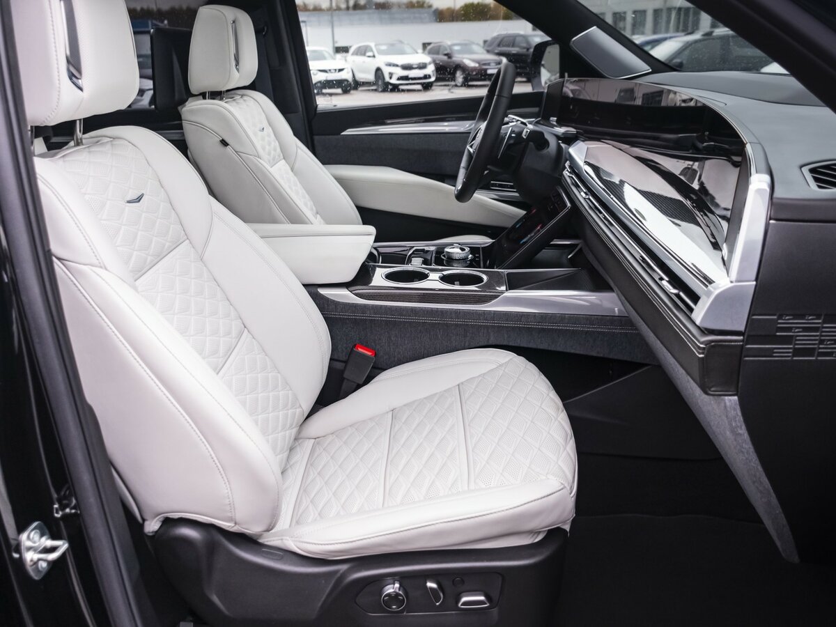 Cadillac Escalade-V I Рестайлинг, 2025 Фото №13