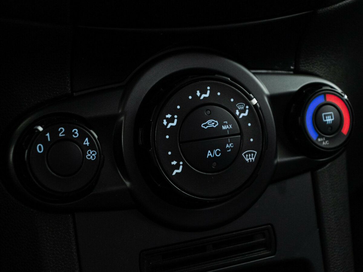 Ford Fiesta Mk6 Рестайлинг, 2015 Фото №15