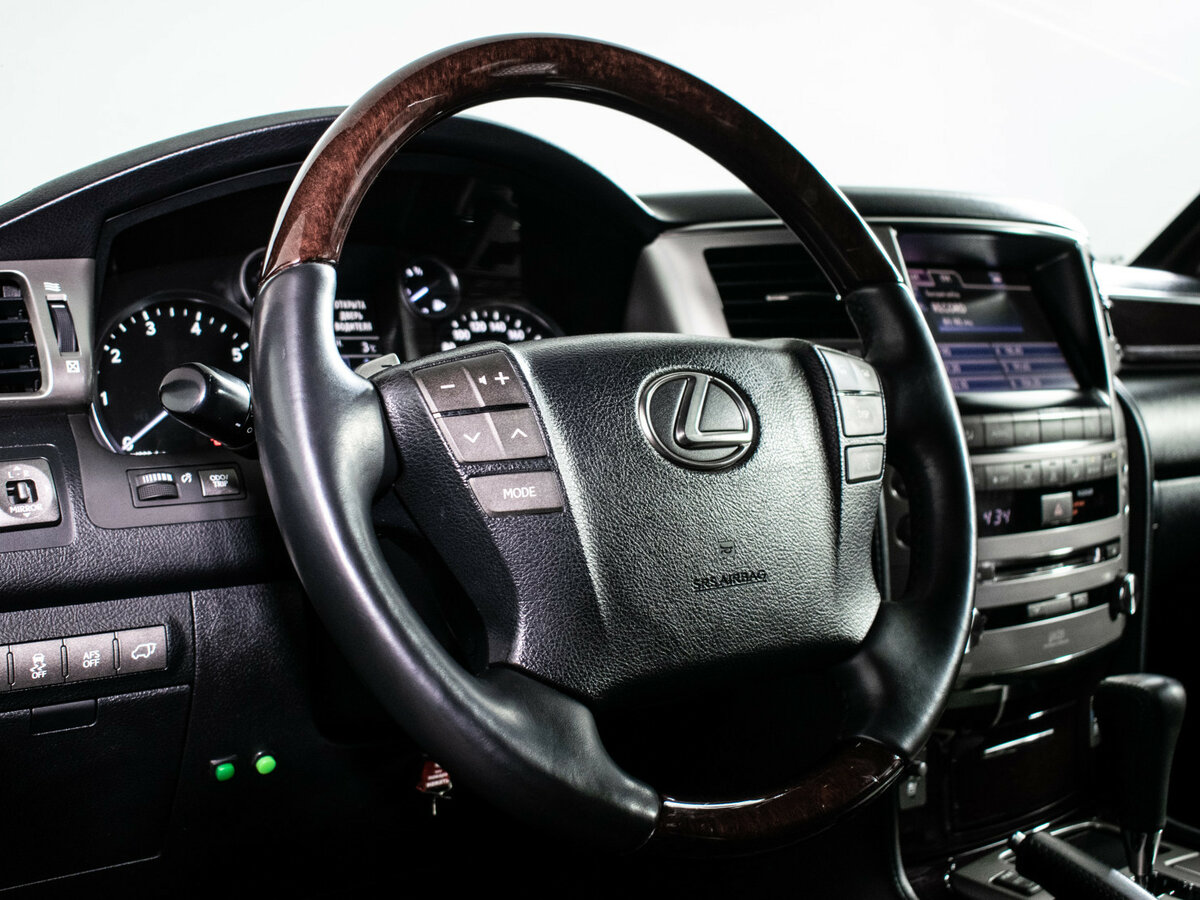 Lexus LX 570 III Рестайлинг, 2012 Фото №15