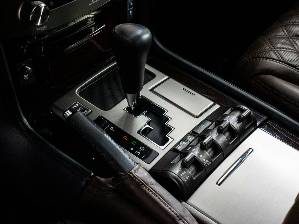 Lexus LX 570 III Рестайлинг, 2012 Фото №18