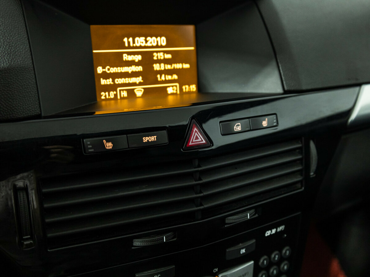 Opel Astra GTC H Рестайлинг, 2010 Фото №17