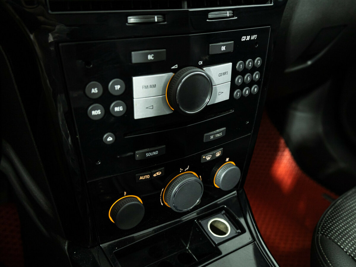 Opel Astra GTC H Рестайлинг, 2010 Фото №18