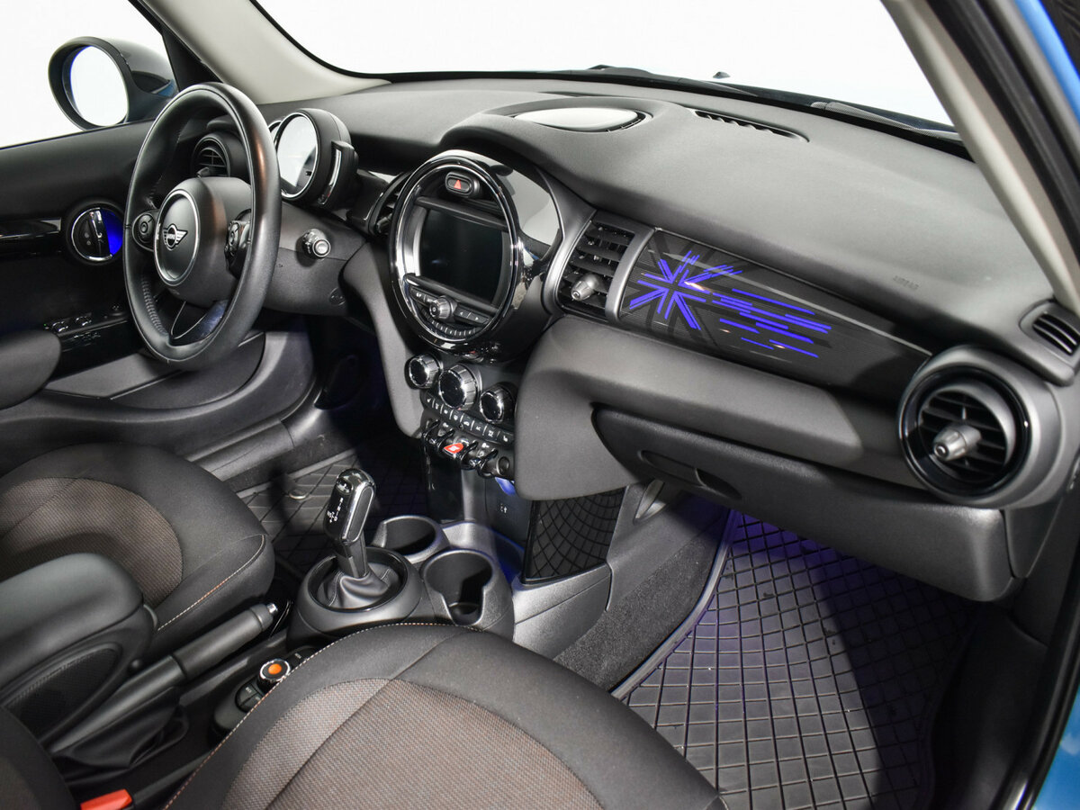 Mini Hatch Cooper III (F55/F56) Рестайлинг, 2019 Фото №13